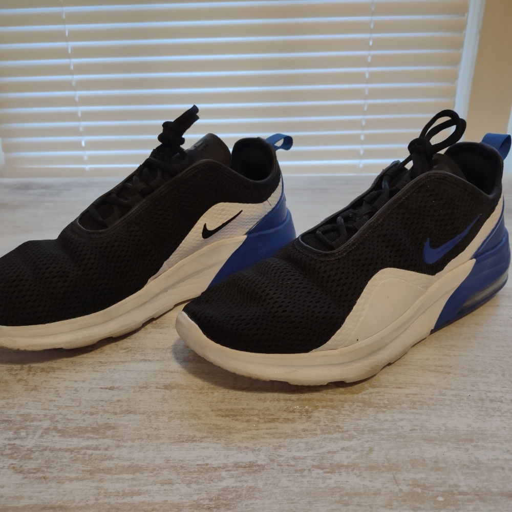 Men's Nike Air Max Motion Size 9